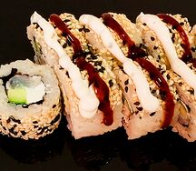 Ролл Акира с креветкой и соусом цезарь