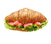 Круассан с лососем