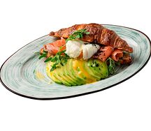 На фоне Эйфелевой башни