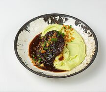 Томленые щечки с картофельным пюре и соусом васаби