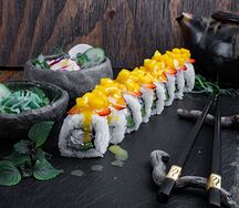 Креветка с клубникой