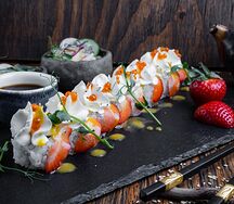 Лосось с клубникой и икрой