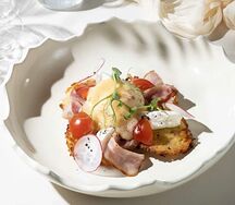 Картофельные драники с беконом и яйцом пашот