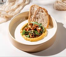 Хумус с баклажаном и рукколой 