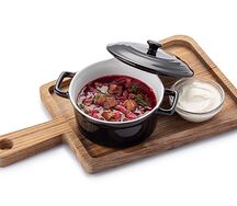 Борщ с говядиной, сметаной и хлебом