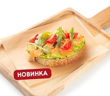 Брускетта с креветками и авокадо