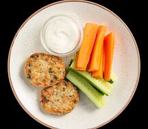 Куриные котлеты с овощными палочками