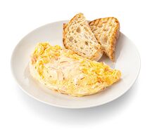 Омлет с сыром, томатами черри, ветчиной и беконом