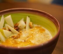 Каша овсяная классическая с грушей и карамелью