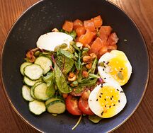 Салат с семгой слабой соли и яйцом