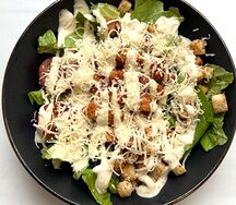 Салат Цезарь с курицей