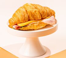 Круассан с беконом