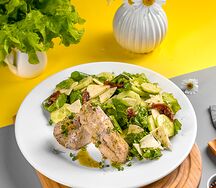Куриная грудка с соусом песто, зеленым салатом с огурцом