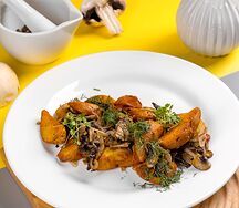 Картофель по-деревенски с шампиньонами и луком