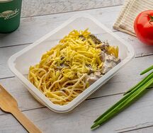 Спагетти с курицей и грибами