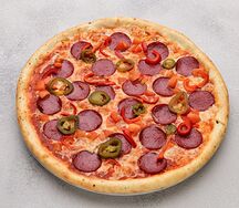 Пицца с салями и халапеньо