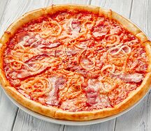 Пицца с беконом и маринованным луком