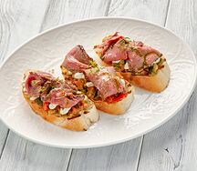 Брускетта с ростбифом и печеными овощами