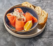 Строганина из дикого лосося