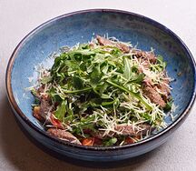 Теплый салат с жареной говядиной, печеной паприкой, помидорами черри и сыром пармезан