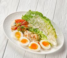 Отварные яйца с цыпленком гриль