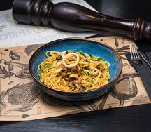 Спагетти с кальмарами и грибами