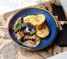 Паштет из куриной печени с круассаном, и моченой в красном вине смородиной и жареными орешками