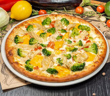 Пицца с курицей и брокколи