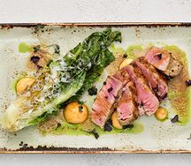 Стейк из розового тунца на гриле