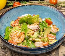 Теплый салат с креветками и авокадо