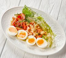 Отварные яйца с креветками