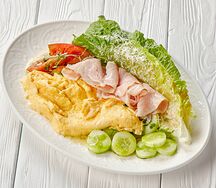 Скрэмбл с пастрами из индейки