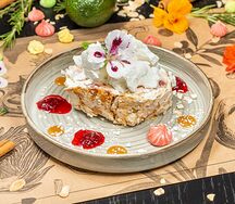 Меренговый рулет с малиной