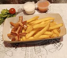 Картофель фри с сосиской