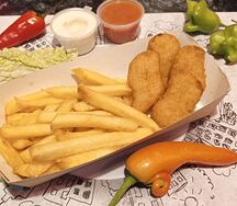 Картофель фри с наггетсами