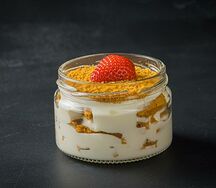 Медовик с клубникой