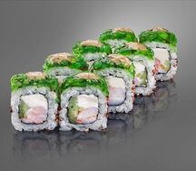 Ролл с тигровыми креветками с салатом чука