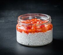 Чиа пудинг с клубникой