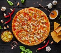 Пицца курица с ананасами