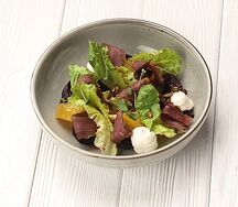 Салат с печеной свеклой и вяленой уткой 