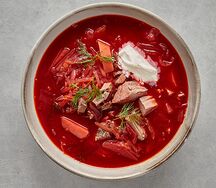 Борщ с говядиной и бородинским хлебом и салом