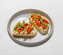 Брускетта с печеной паприкой