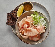 Строганина с фирменным соусом и хрустящими хлебом