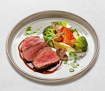 Медальоны из говядины с печеными овощами