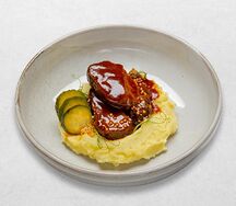 Говяжья голяшка с соусом Порто и трюфельным пюре