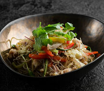 Салат с лапшой и курицей