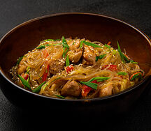 Вок с фунчозой и курицей