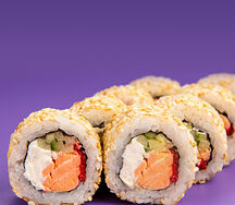 Ролл с копченым лососем и соусом спайси
