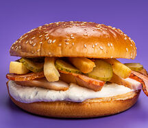 Бургер с копченым куриным филе