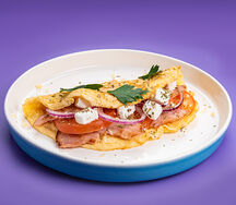 Омлет с сыром, помидорами и ветчиной